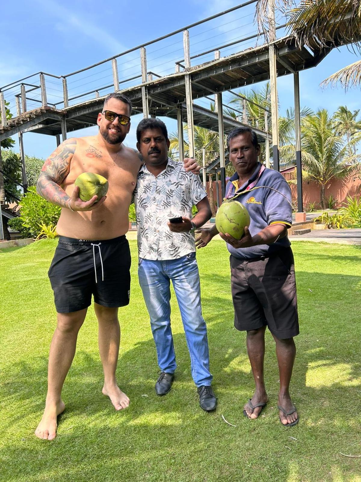 Saprin Beach Resort Uswetakeiyawa Extérieur photo