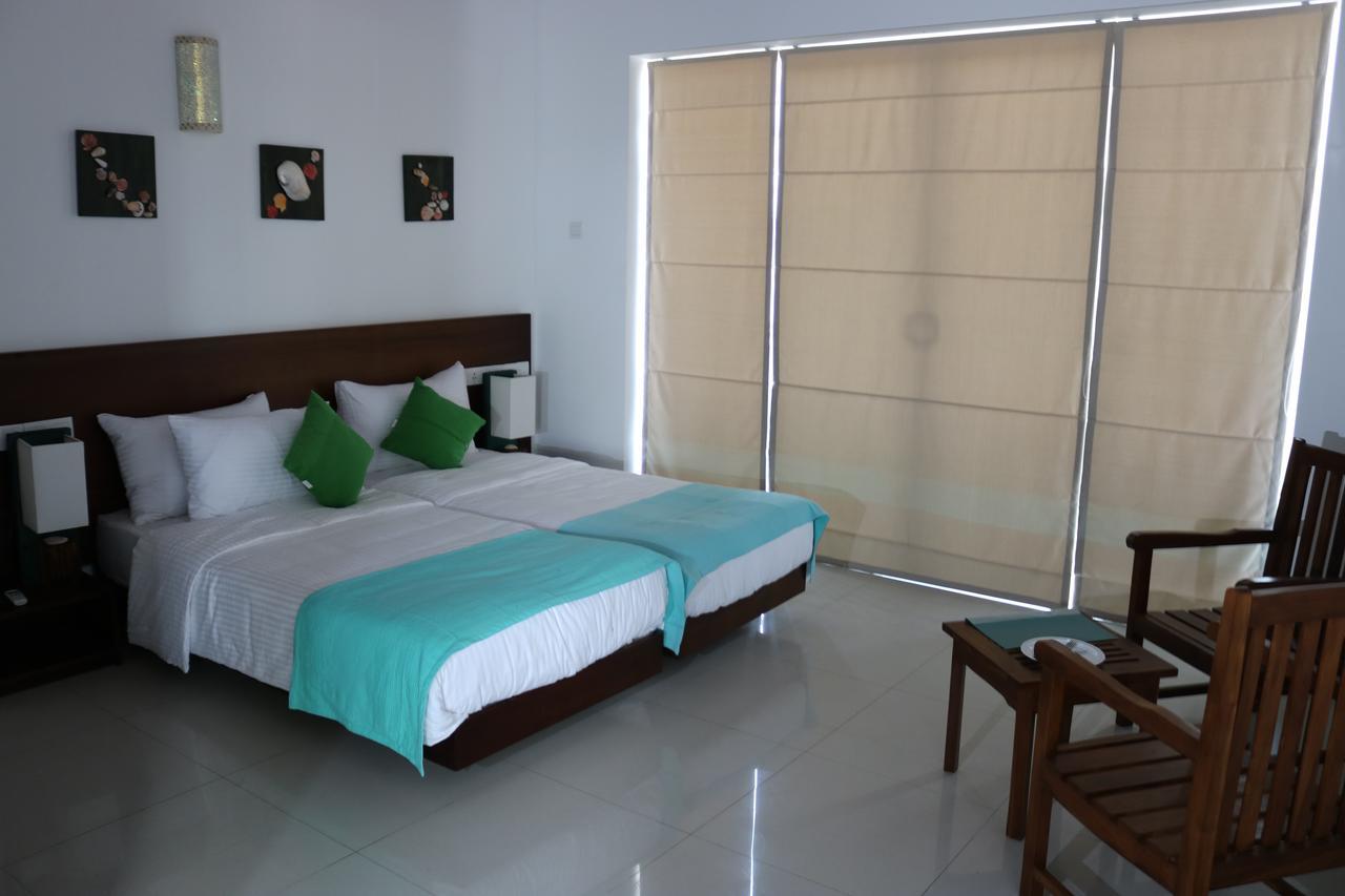 Saprin Beach Resort Uswetakeiyawa Extérieur photo