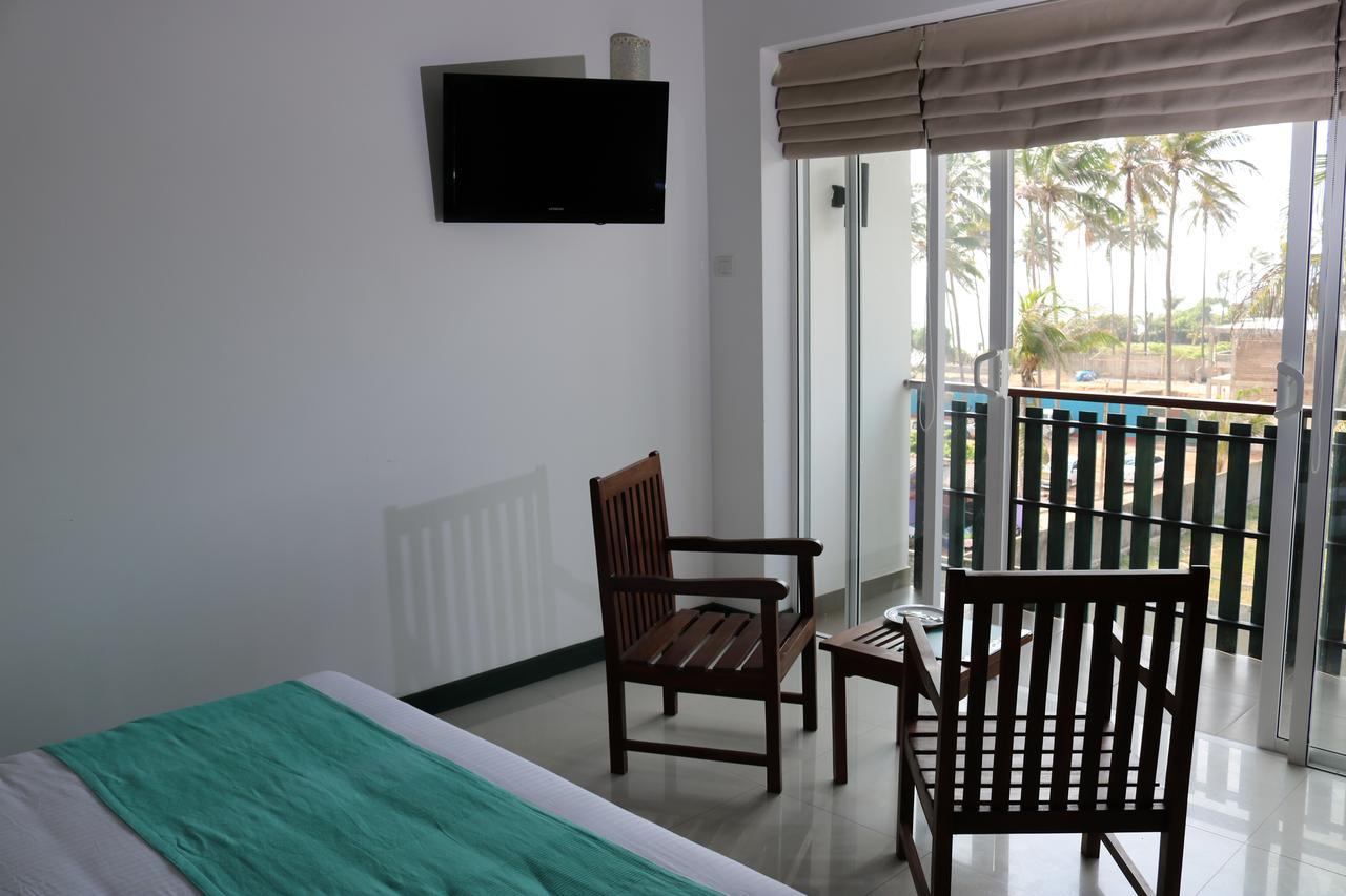 Saprin Beach Resort Uswetakeiyawa Extérieur photo