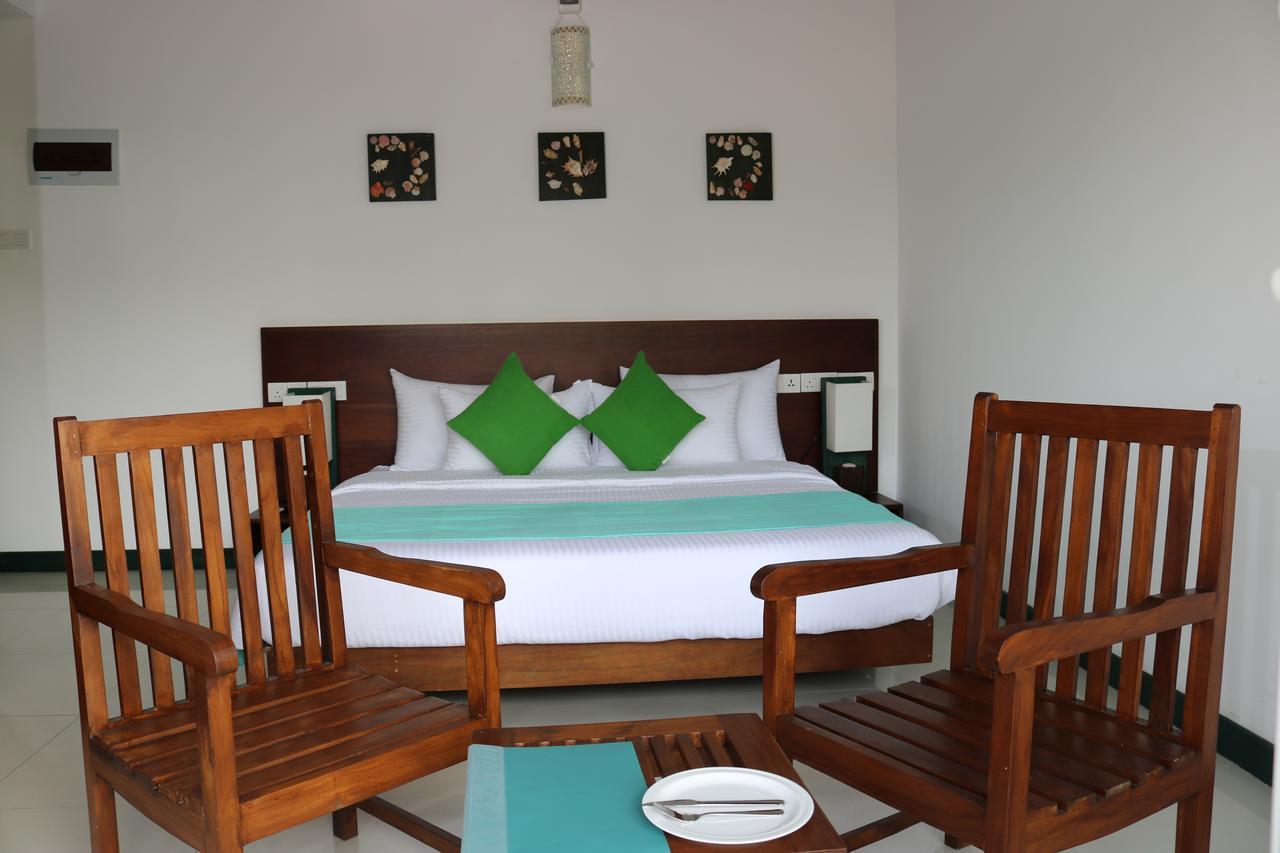 Saprin Beach Resort Uswetakeiyawa Extérieur photo
