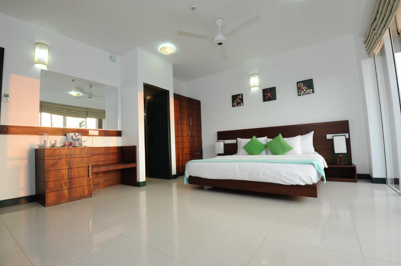 Saprin Beach Resort Uswetakeiyawa Extérieur photo