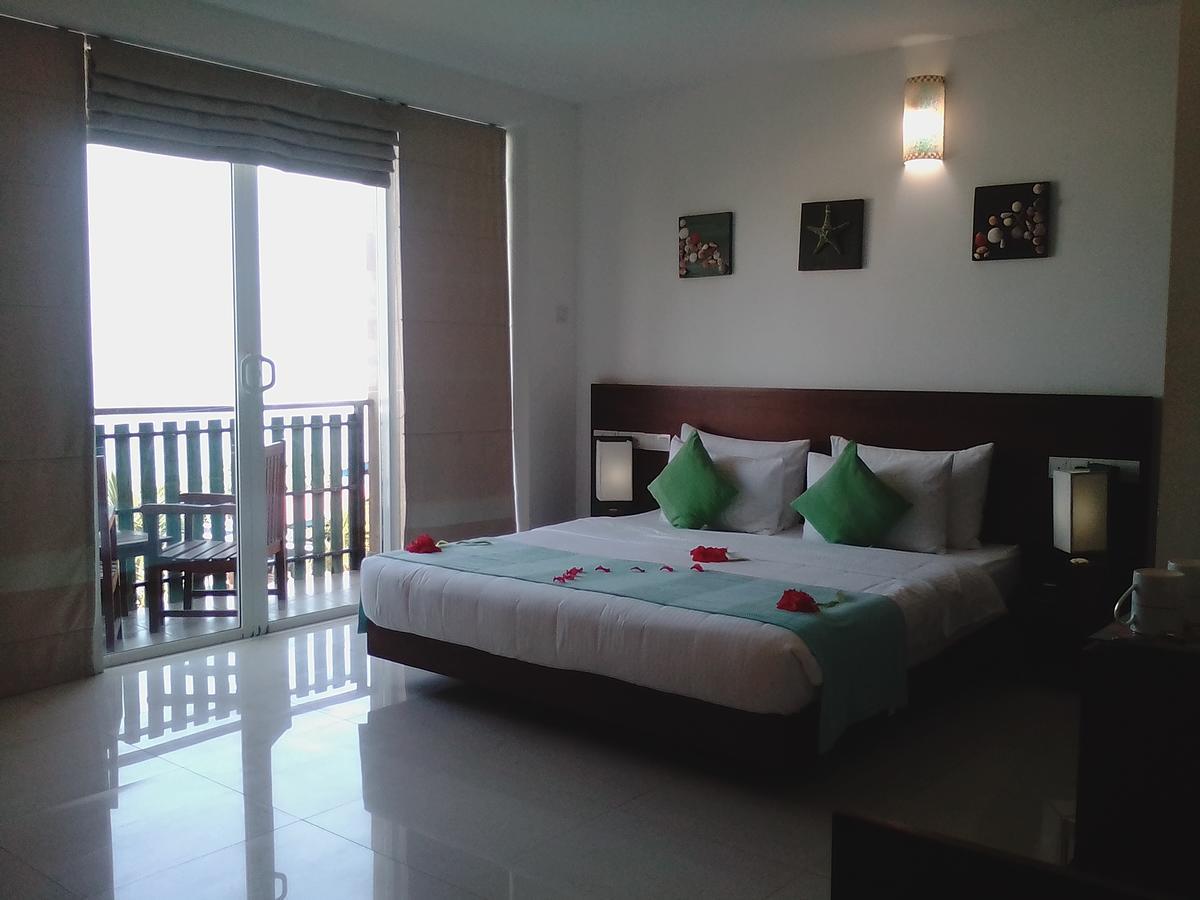 Saprin Beach Resort Uswetakeiyawa Extérieur photo