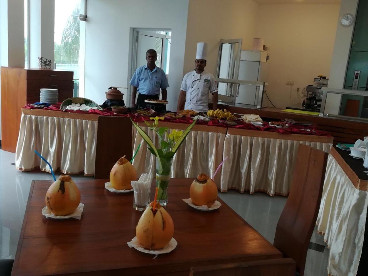 Saprin Beach Resort Uswetakeiyawa Extérieur photo