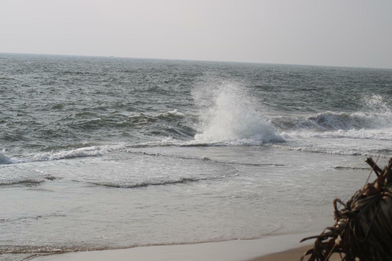 Saprin Beach Resort Uswetakeiyawa Extérieur photo