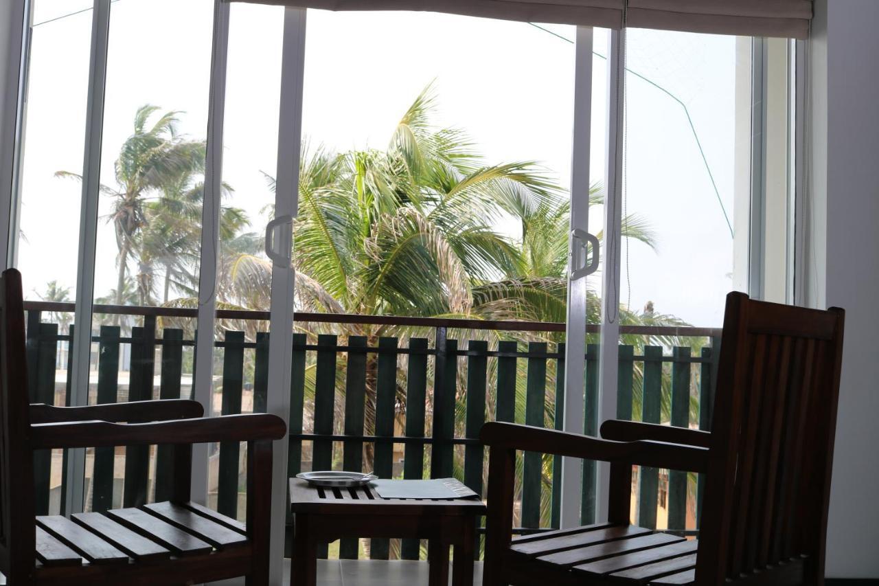 Saprin Beach Resort Uswetakeiyawa Extérieur photo