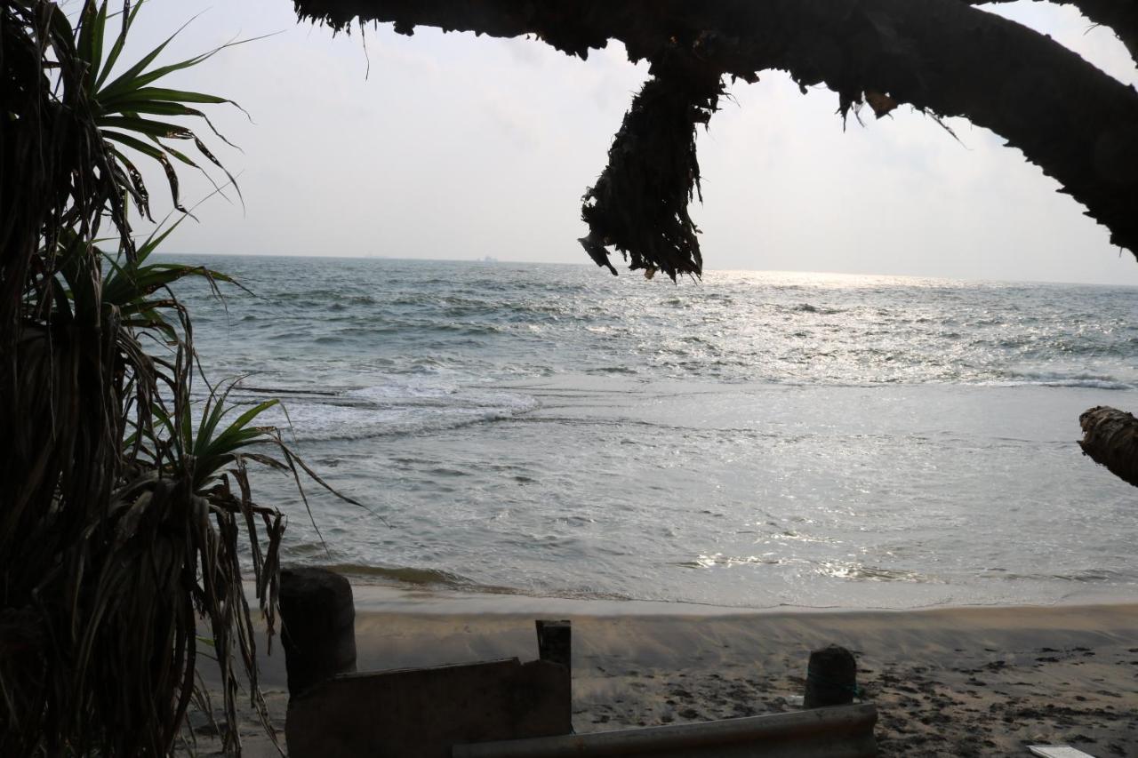 Saprin Beach Resort Uswetakeiyawa Extérieur photo