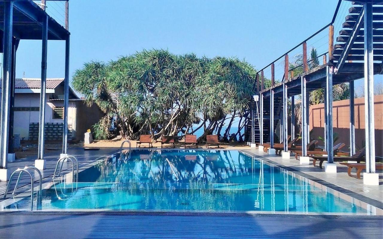 Saprin Beach Resort Uswetakeiyawa Extérieur photo